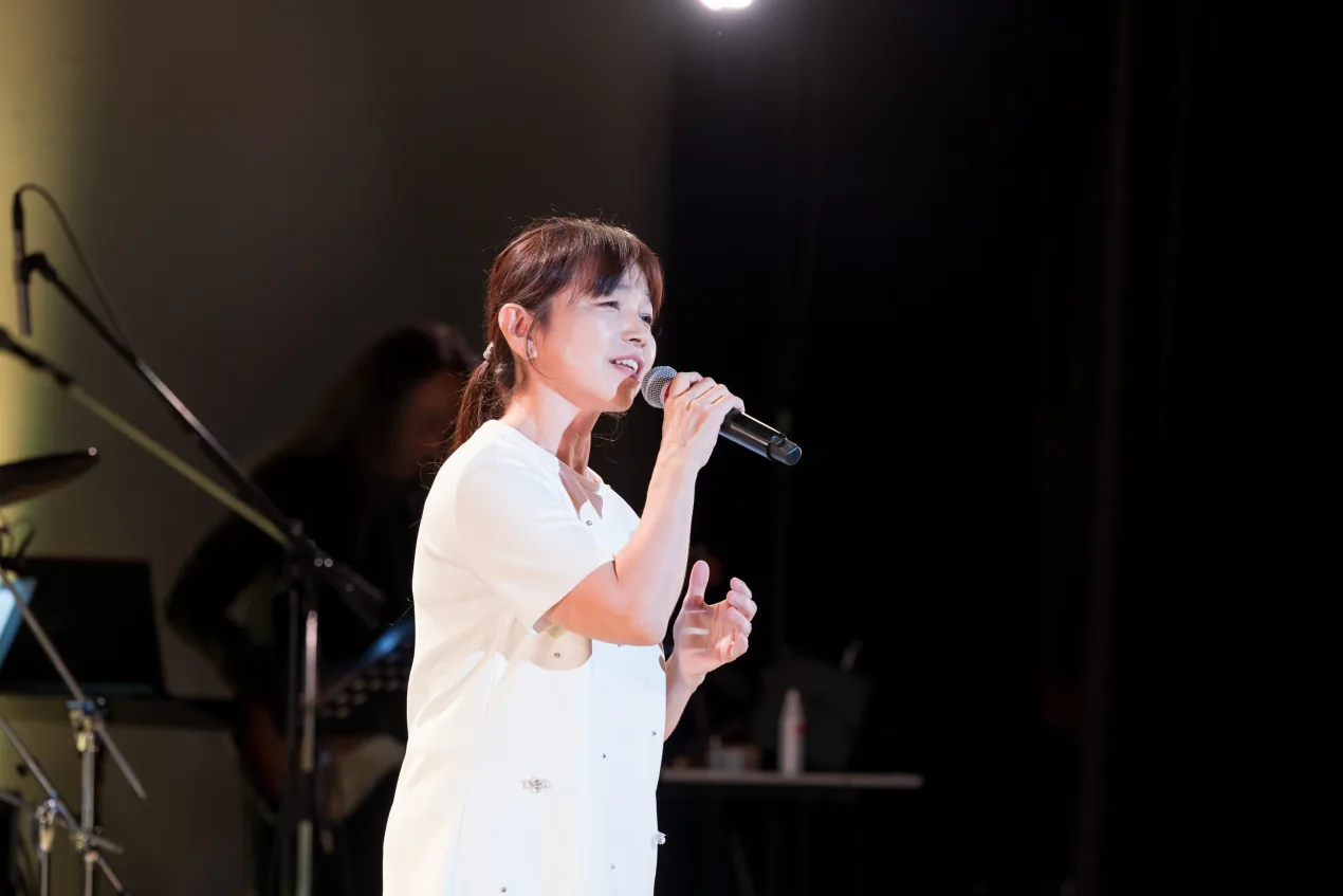 ステージで歌唱する西川佳甫さん